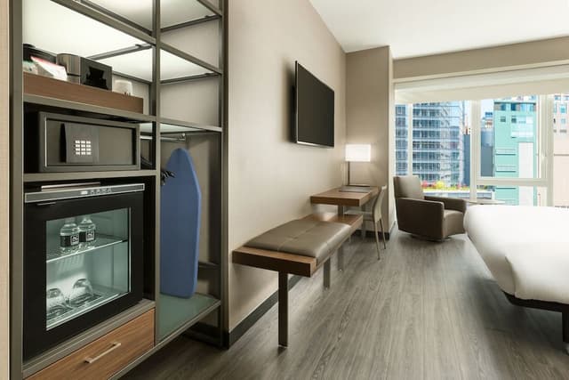 Room, 1 King Bed, City View (Mobility/Hearing Access, Roll-in Shwr)