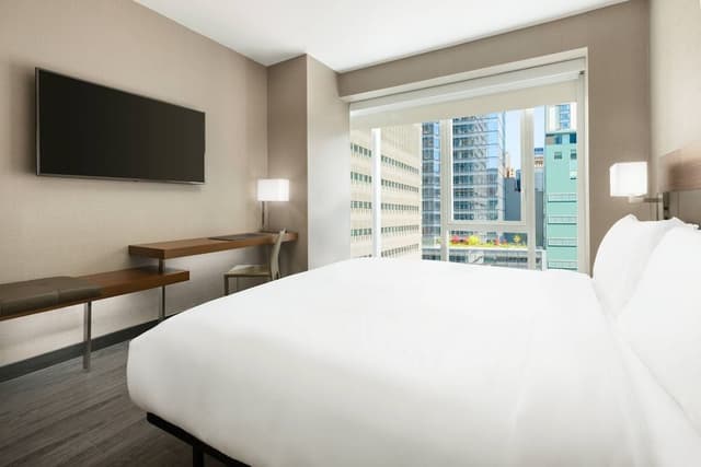 Room, 1 King Bed, City View (Mobility/Hearing Access, Roll-in Shwr)