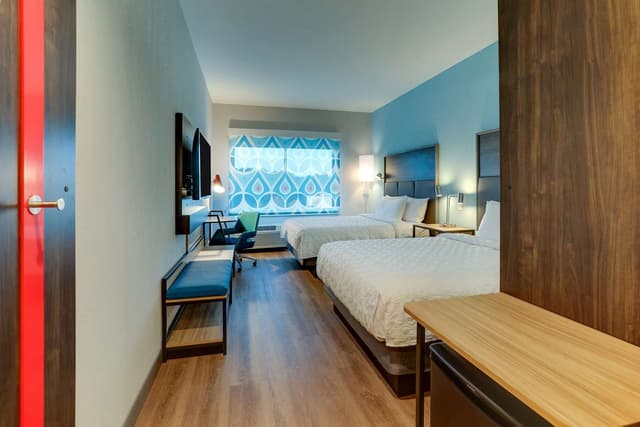 2 QUEEN BEDS W/WALK IN SHOWER