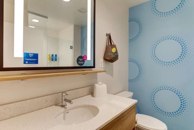 2 QUEEN MOBILITY ACCESSIBLE ROLL IN SHOWER