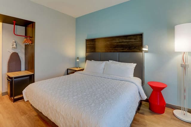 1 KING BED W/WALK IN SHOWER