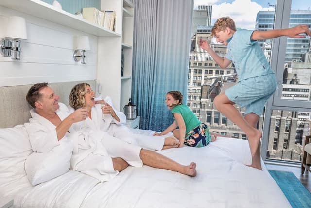Deluxe Room, 1 King Bed, Hearing Accessible (Floors 15th-23rd)