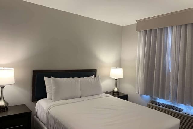 Room, 1 Queen Bed, Accessible, Non Smoking (Bathtub with Grab Bars)