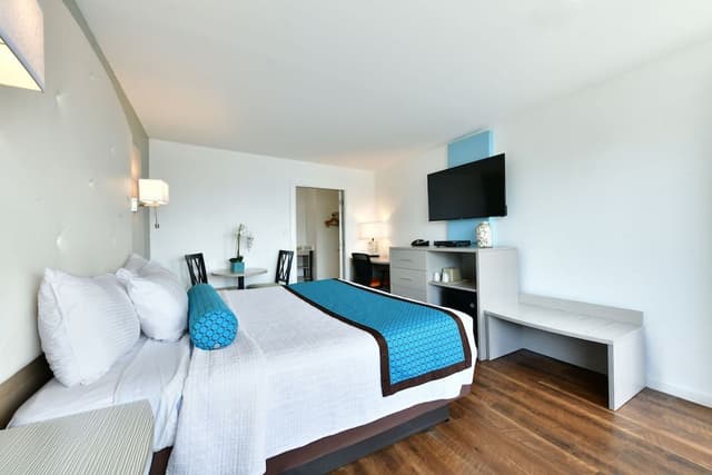 Superior Room, 1 King Bed, Private Bathroom