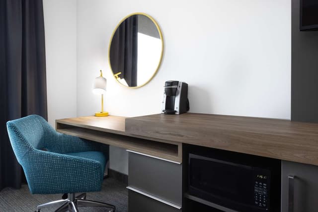 KING ROOM W MICROWAVE AND FRIDGE