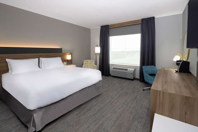 KING ROOM W MICROWAVE AND FRIDGE
