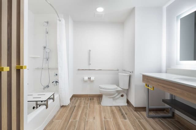 2QN MOBILITY ACCESS WITH TUB NONSMOKING
