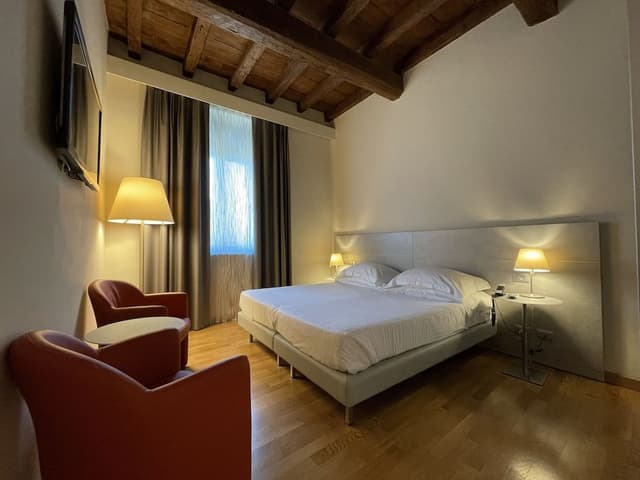 Deluxe Suite, City View