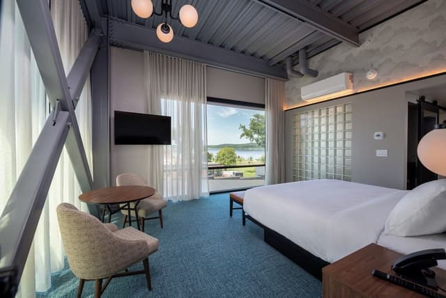 Room, 1 King Bed, River View