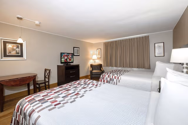Suite, 2 Queen Beds (Smoke Free)