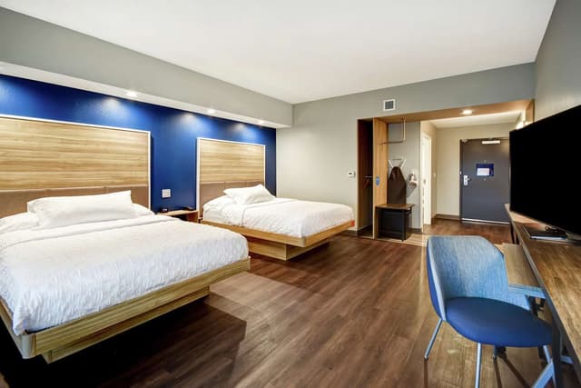 2 QUEEN HEARING ACCESSIBLE ROOM