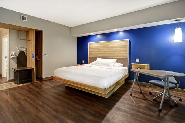 1 KING HEARING ACCESSIBLE ROOM
