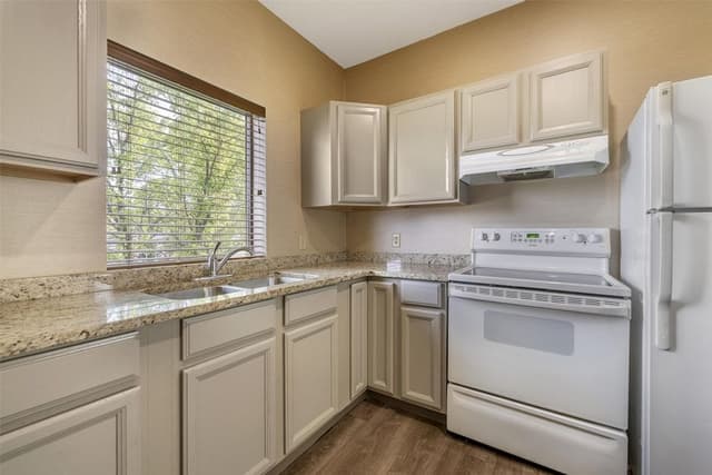Standard Room, 1 King Bed, Non Smoking, Kitchen