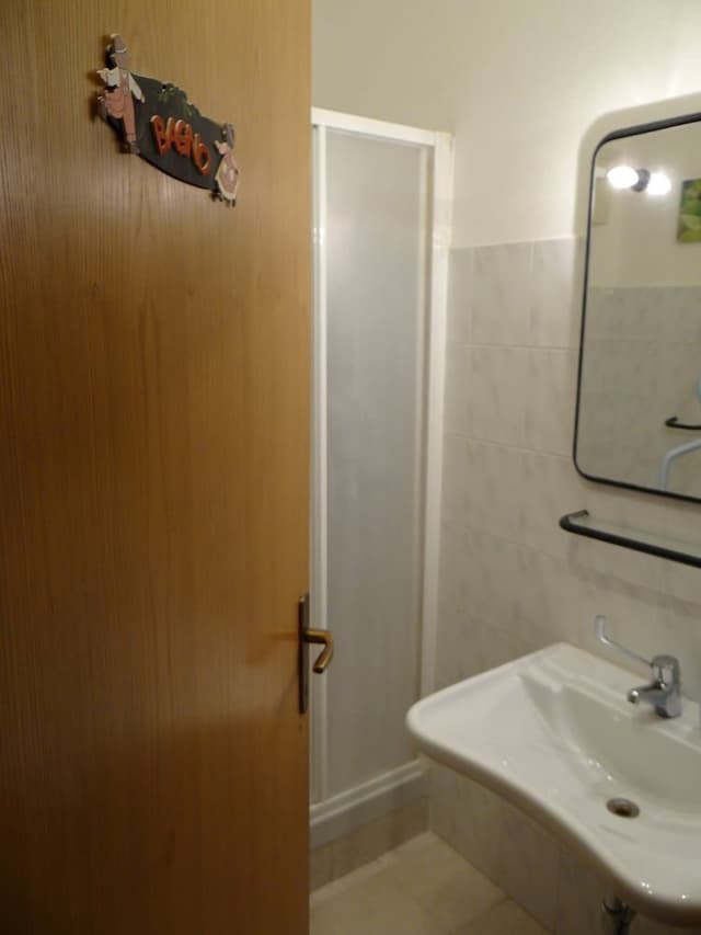 Basic Single Room, Shared Bathroom (Single bed)