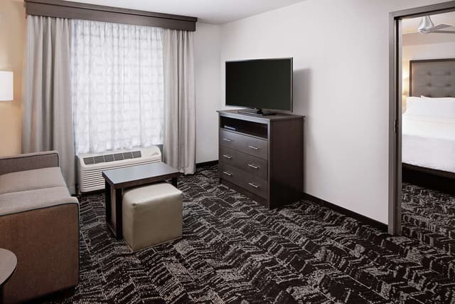 2 BDRM SUITE 1 KING 2 QUEEN 2 BATH ACCESS TUB