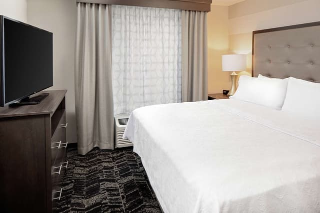 2 BDRM SUITE 1 KING 2 QUEEN 2 BATH ACCESS TUB