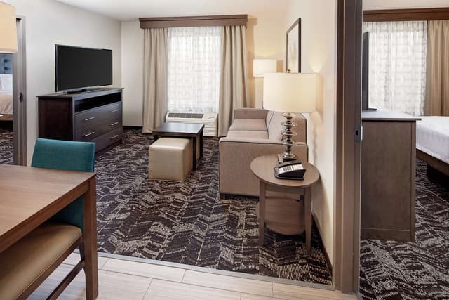 2 BDRM SUITE 1 KING 2 QUEEN 2 BATH ACCESS TUB