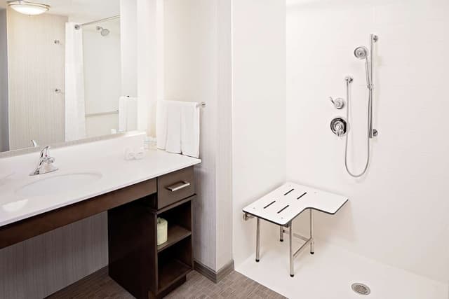 2 QUEEN SUITE ACCESSIBLE ROLL IN SHOWER