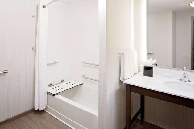 2 QUEEN SUITE HEARING ACCESSIBLE