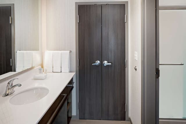 1 KING BED STUDIO SUITE