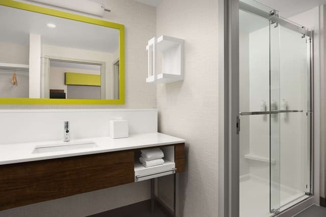 1 KING MICROWV/FRIDGE/WET BAR STUDIO SUITE