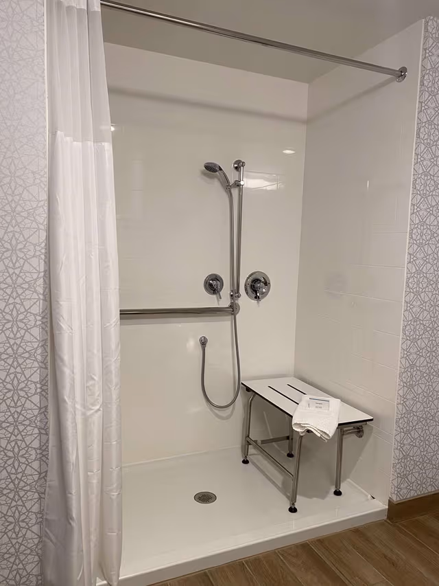 1 KING MOBILITY ACCESS WITH 3X3 SHOWER NOSMOK