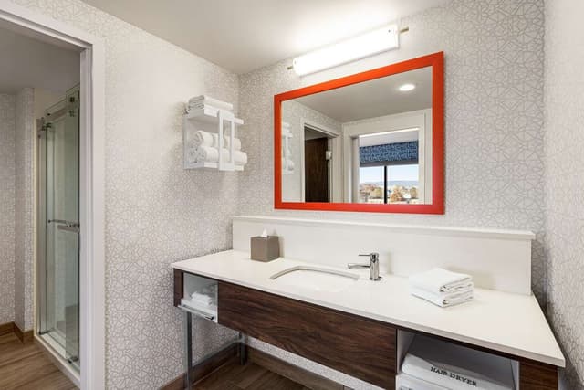 1 KING MICROWV/FRIDGE/WET BAR STUDIO SUITE NS