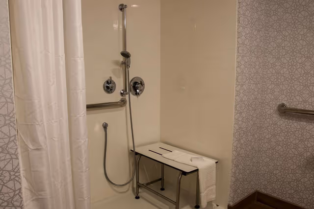 2 QUEENS MOBILITY/HEARING ACCESS 3X3 SHWR NS