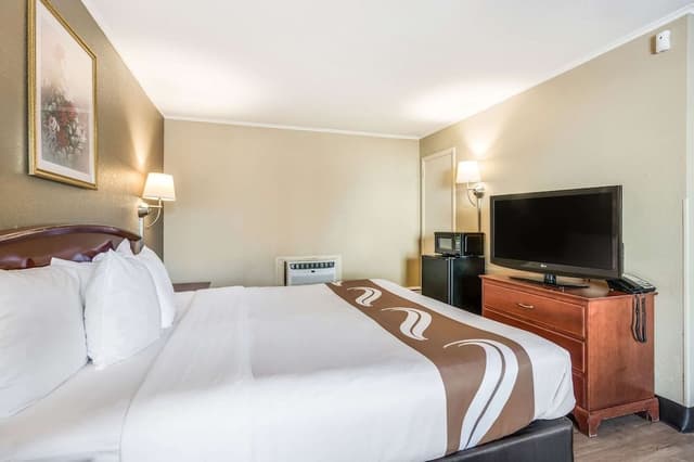 (Exterior) Standard Room, 1 King Bed, Smoking