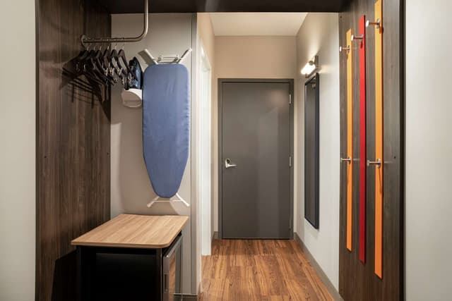 1 KING MOBILITY/HEARING ACCESS W/TUB