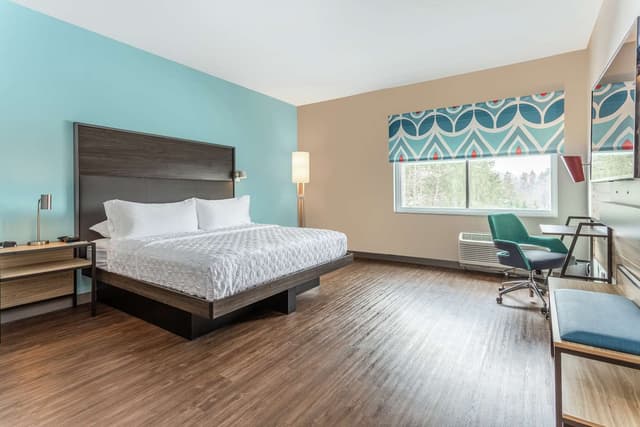 1 KING MOBILITY/HEARING ACCESS W/TUB