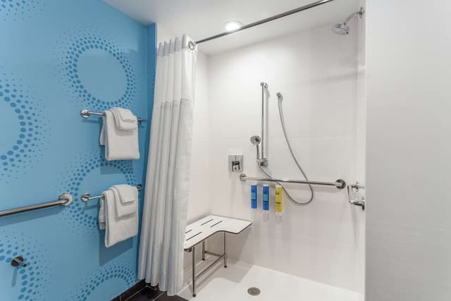 1 KING MOBILITY/HEARING ACC ROLL IN SHOWER