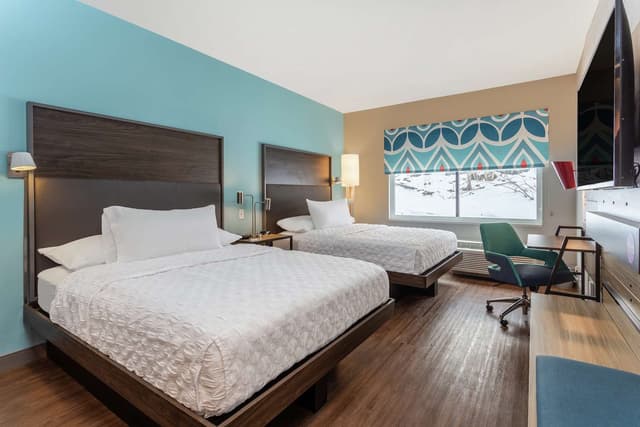 2 QUEEN BEDS