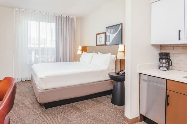 Studio Suite, 1 King Bed, Kitchen