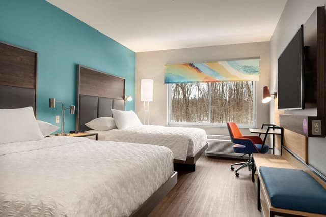 2 QUEEN BEDS