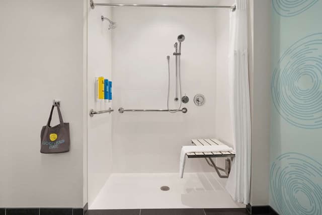 1 KING MOBILITY/HEARING ACC ROLL IN SHOWER