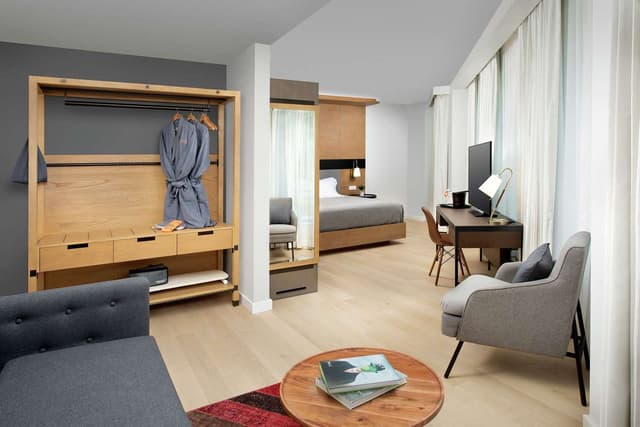 1 KING STUDIO VIEW SUITE