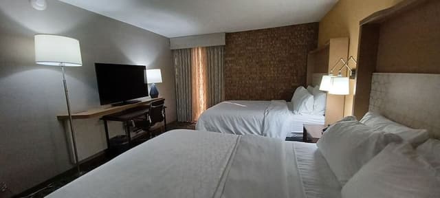 Suite, 2 Queen Beds, Roll-in Shower (Roll-In Shower)
