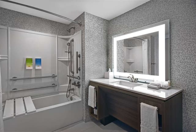 2QUEEN HEARING ACCESSIBLE STUDIO SUITE NOSMOK
