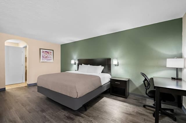 1 King Bed Studio w/ Sofa-Bed Non Smoking