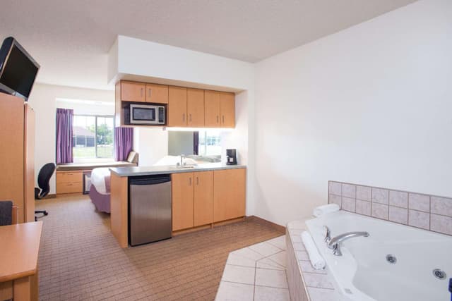 1 Queen Bed, Deluxe Studio Suite, Non-Smoking