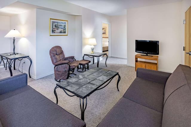 2 Queen Beds, Two-Bedroom, Deluxe Suite, Non-Smoking