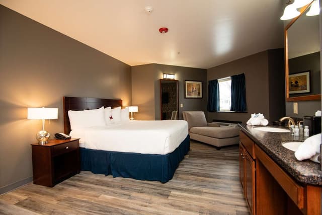 Suite-1 King Bed, Non-Smoking, Sofabed, Jetted Tub, Kitchenette, Microwave, Full Breakfast