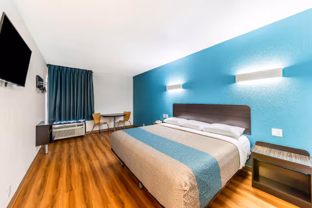 1 King Bed | Non-Smoking