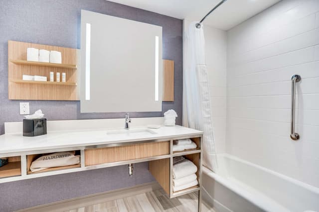 2 QUEEN HEARING ACCESSIBLE ROOM