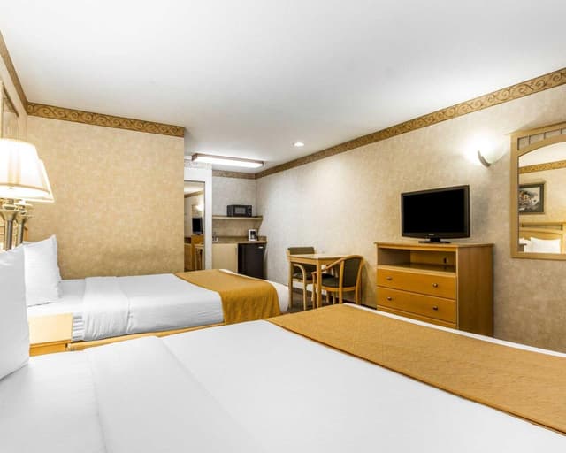 Queen with 2 Queen Beds - Non-Smoking
