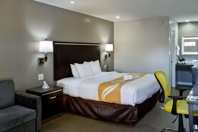 1 King Bed - Non - Smoking