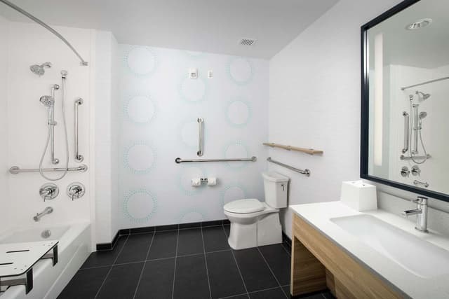 2 QUEEN MOBILITY/HEARING ACCESS W/TUB