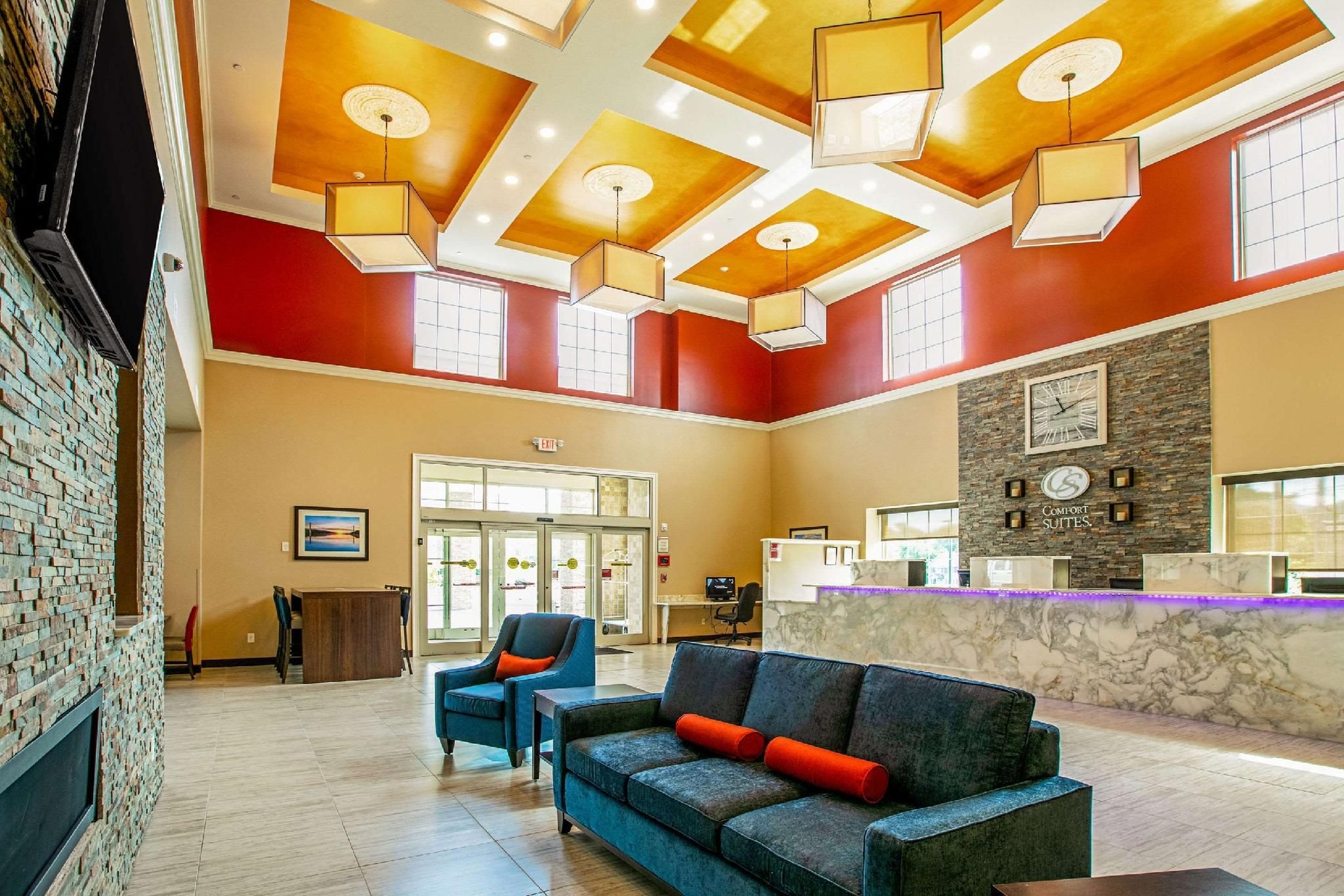 คัมเฟิร์ท สูทส์ ฟิชคิล เนียร์ อินเทอร์สเตท เอททีโฟร์ (Comfort Suites Fishkill near Interstate 84)1