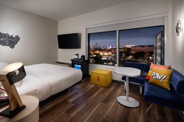 Splash, Guest room, 1 King, Pool view